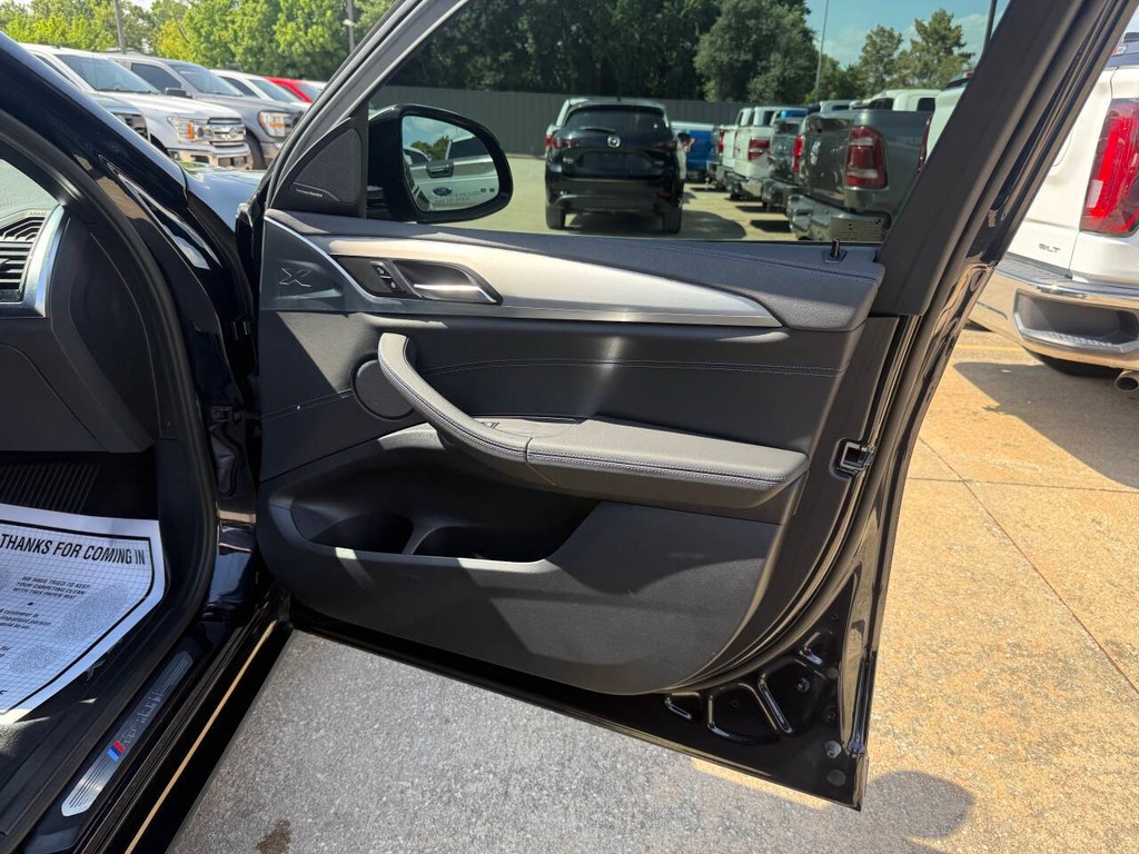 BMW X4 Vehicle Full-screen Gallery Image 11