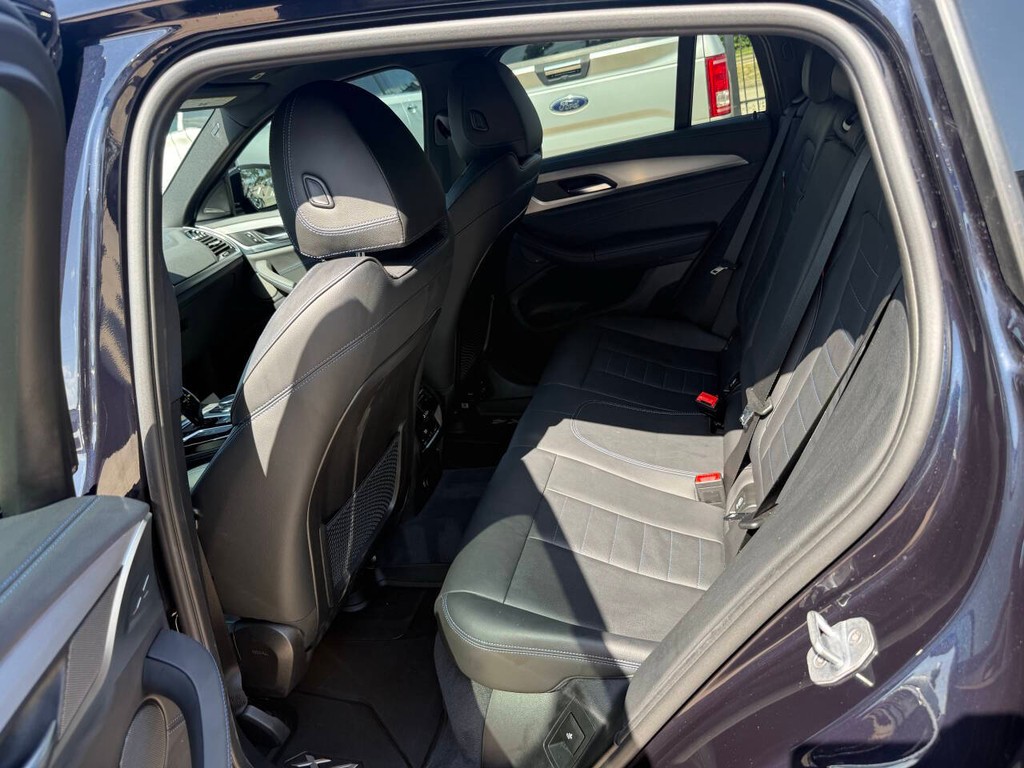 BMW X4 Vehicle Full-screen Gallery Image 13