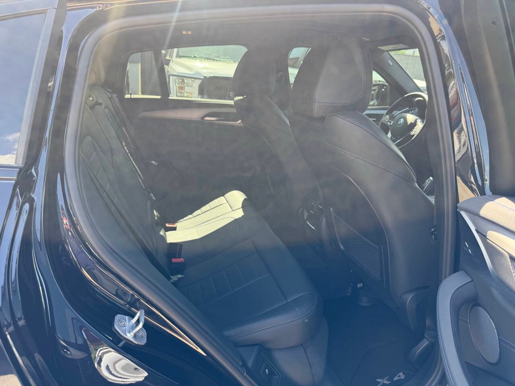 BMW X4 Vehicle Full-screen Gallery Image 15