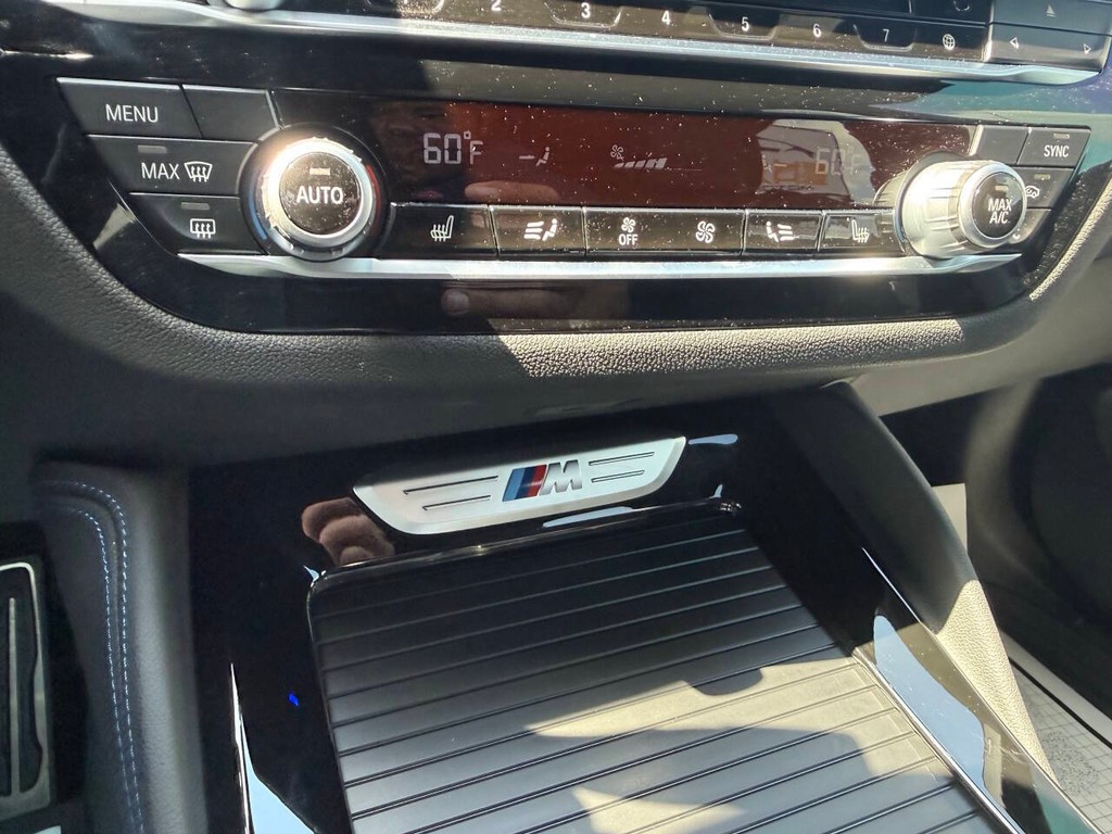 BMW X4 Vehicle Full-screen Gallery Image 29
