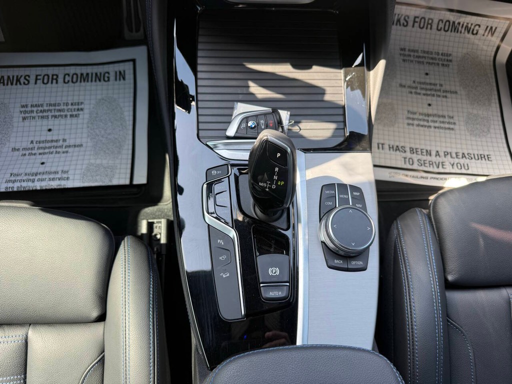 BMW X4 Vehicle Full-screen Gallery Image 30