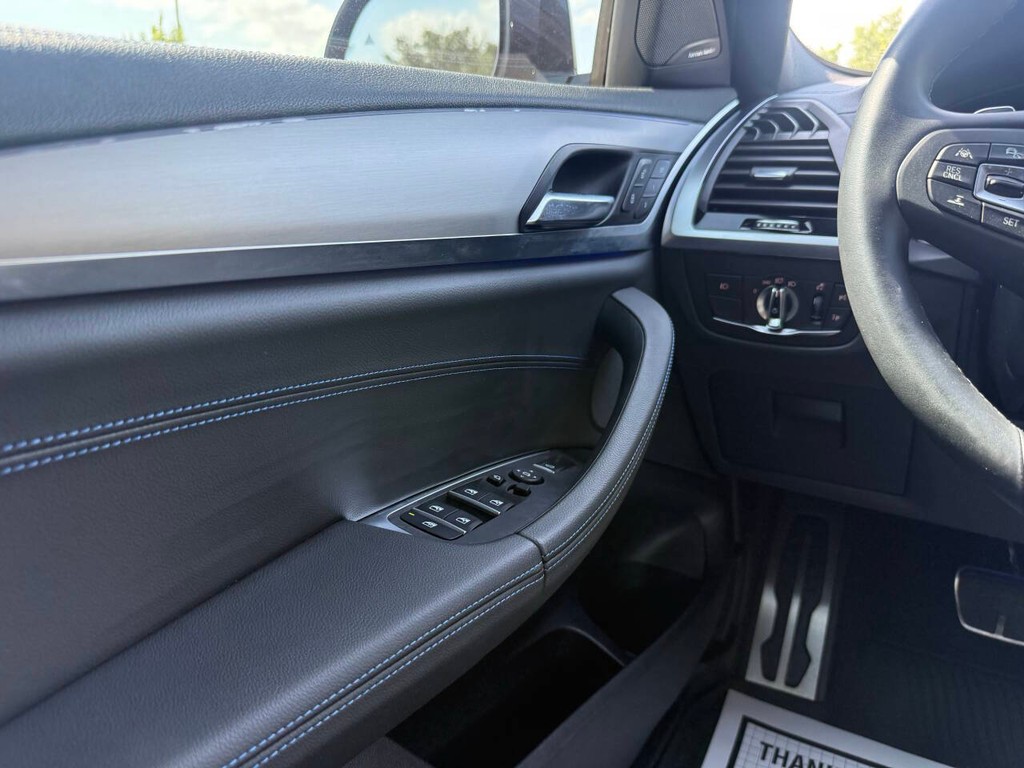 BMW X4 Vehicle Full-screen Gallery Image 31