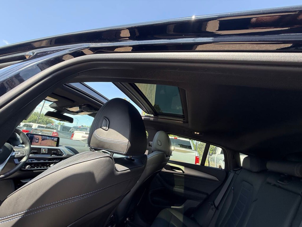 BMW X4 Vehicle Full-screen Gallery Image 33