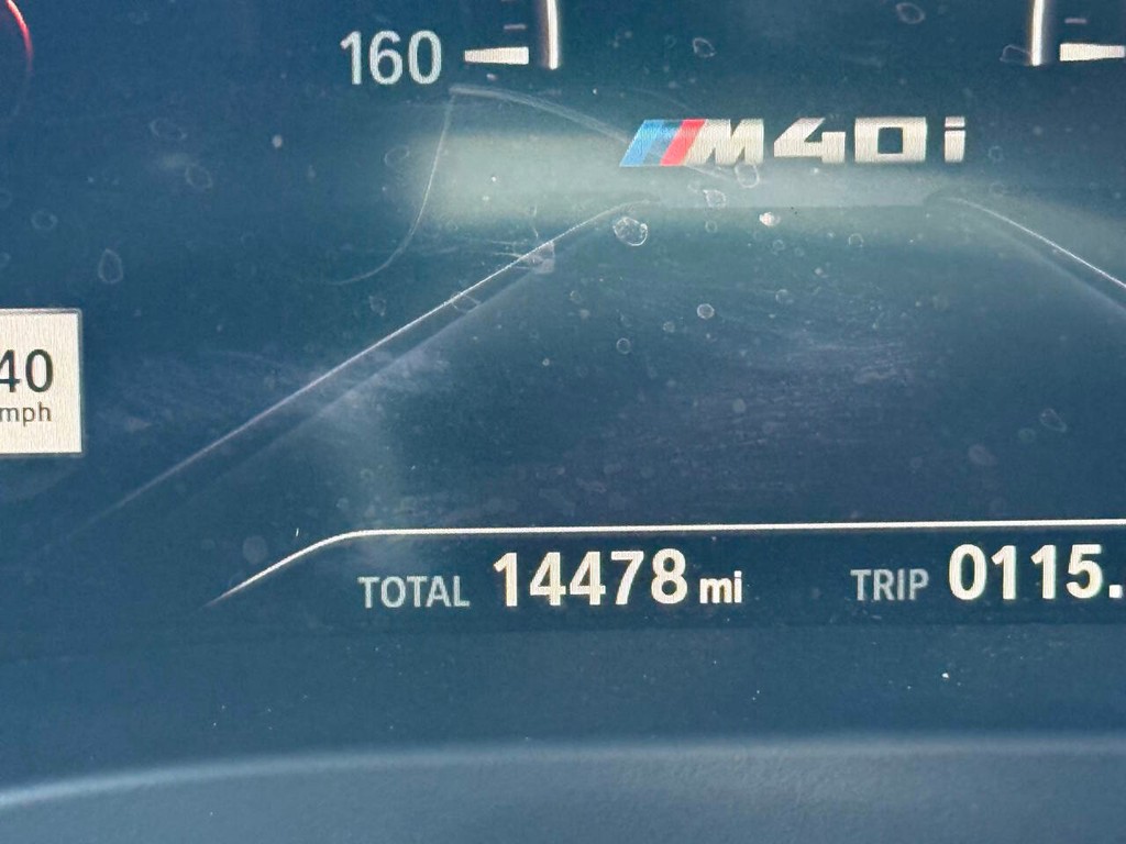 BMW X4 Vehicle Full-screen Gallery Image 35