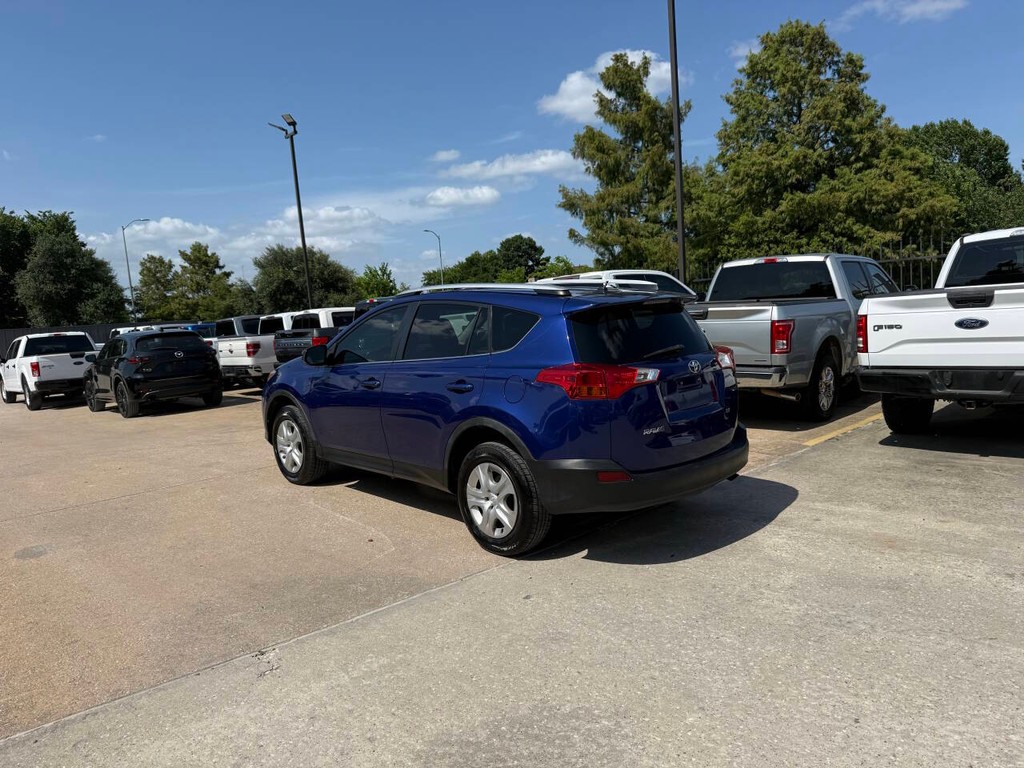 Toyota RAV4 Vehicle Full-screen Gallery Image 03