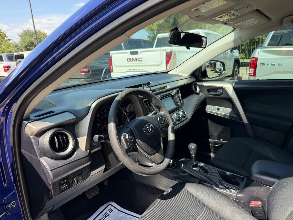 Toyota RAV4 Vehicle Full-screen Gallery Image 05