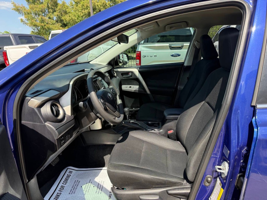 Toyota RAV4 Vehicle Full-screen Gallery Image 06