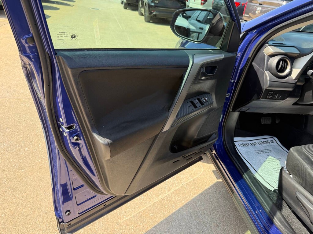 Toyota RAV4 Vehicle Full-screen Gallery Image 07