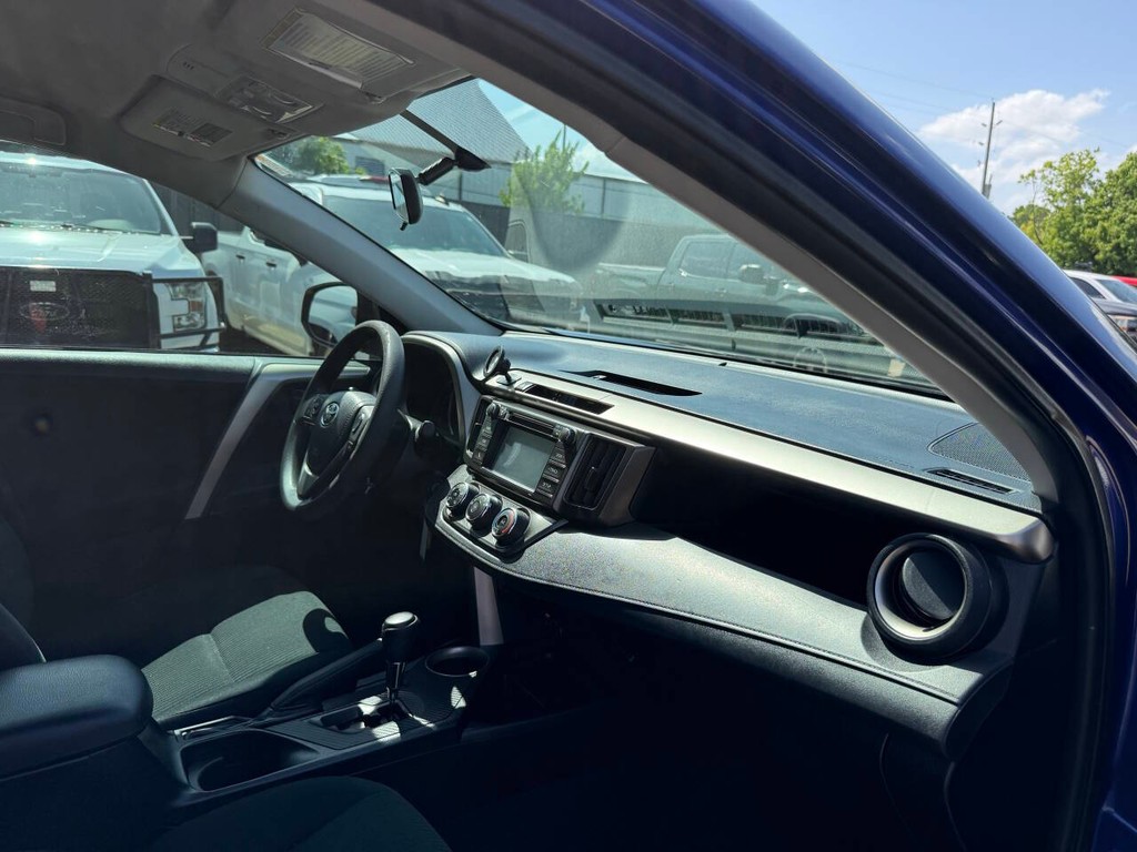 Toyota RAV4 Vehicle Full-screen Gallery Image 08