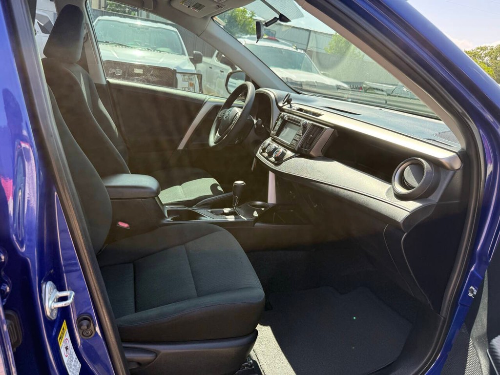 Toyota RAV4 Vehicle Full-screen Gallery Image 09