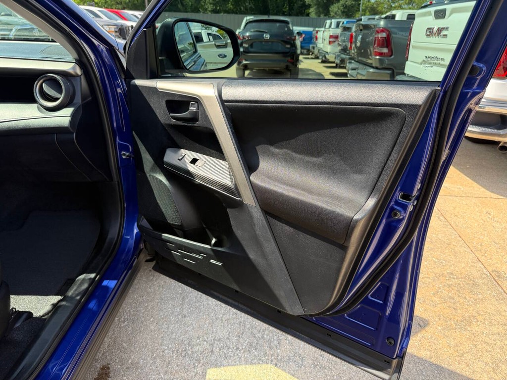 Toyota RAV4 Vehicle Full-screen Gallery Image 10