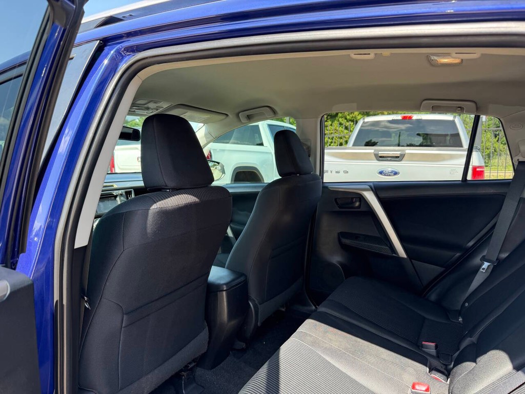 Toyota RAV4 Vehicle Full-screen Gallery Image 11