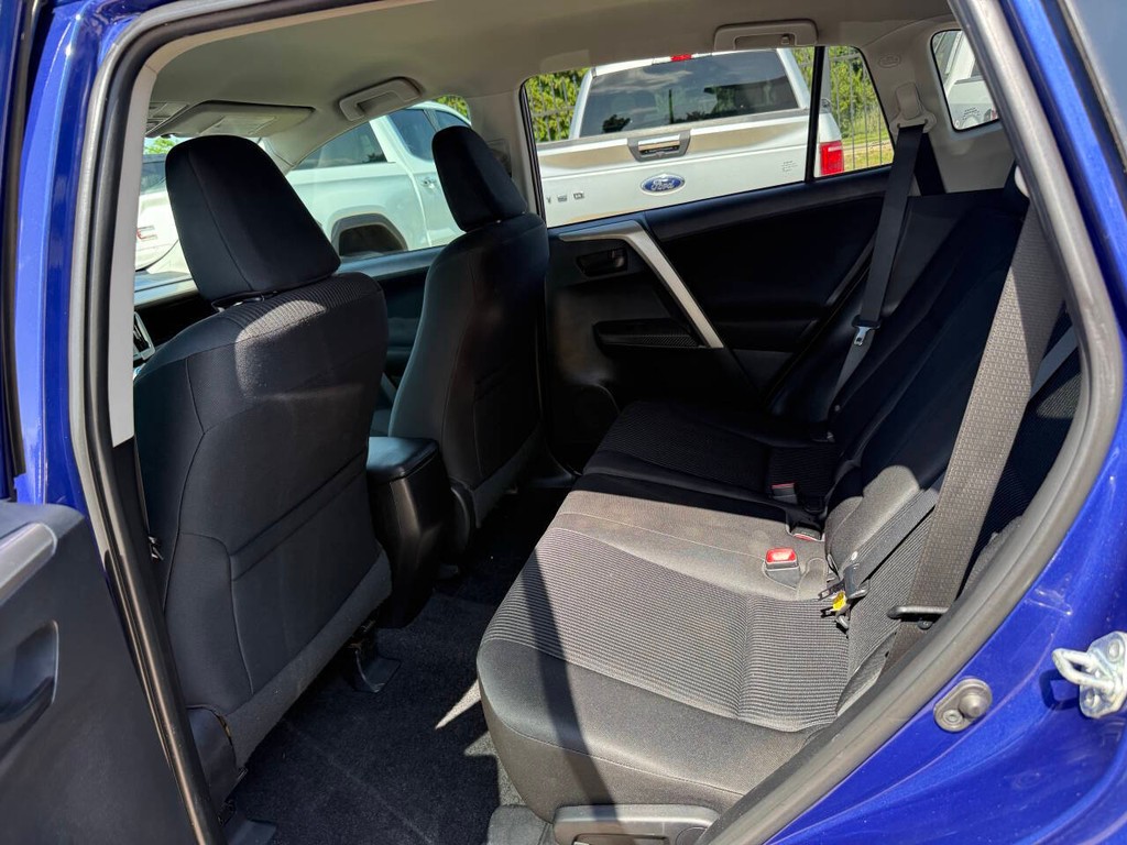 Toyota RAV4 Vehicle Full-screen Gallery Image 12