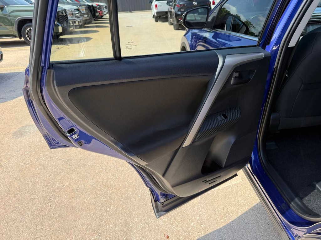 Toyota RAV4 Vehicle Full-screen Gallery Image 13
