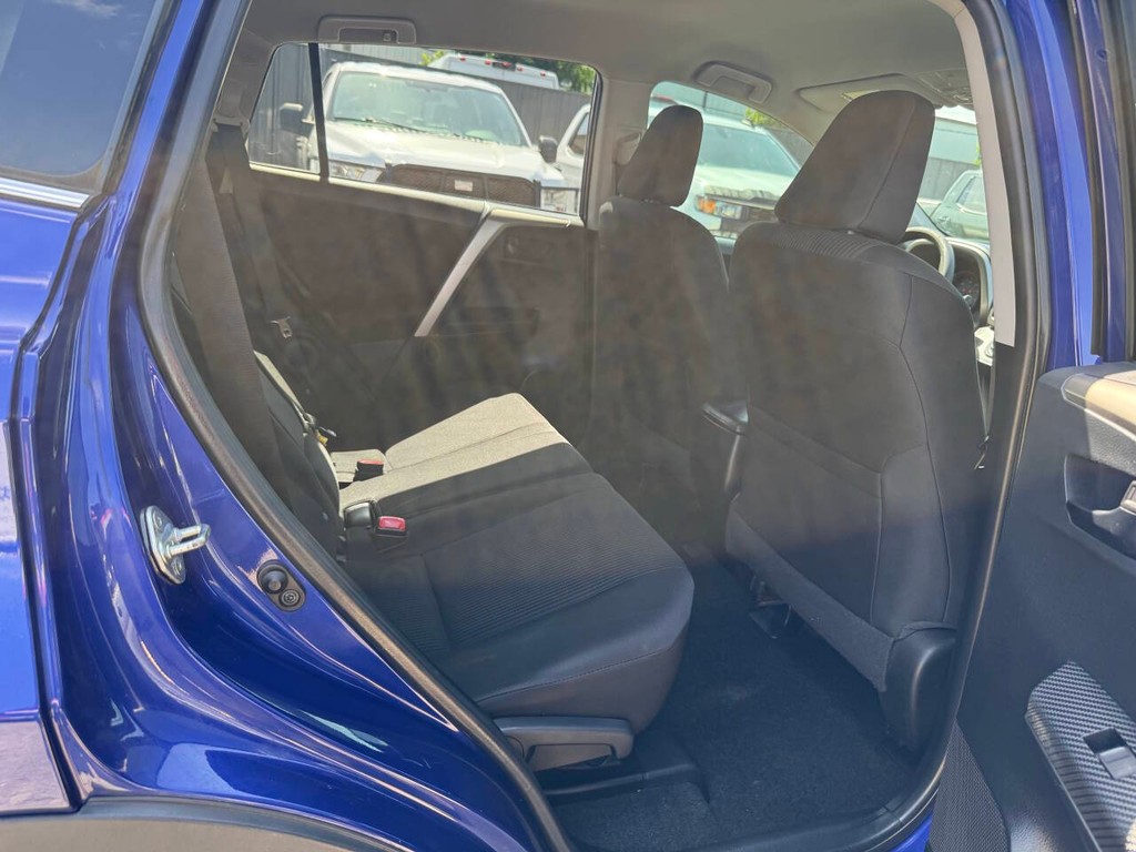 Toyota RAV4 Vehicle Full-screen Gallery Image 14