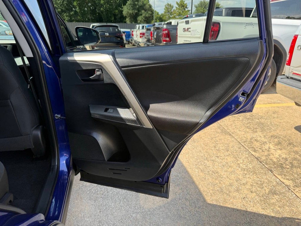 Toyota RAV4 Vehicle Full-screen Gallery Image 15