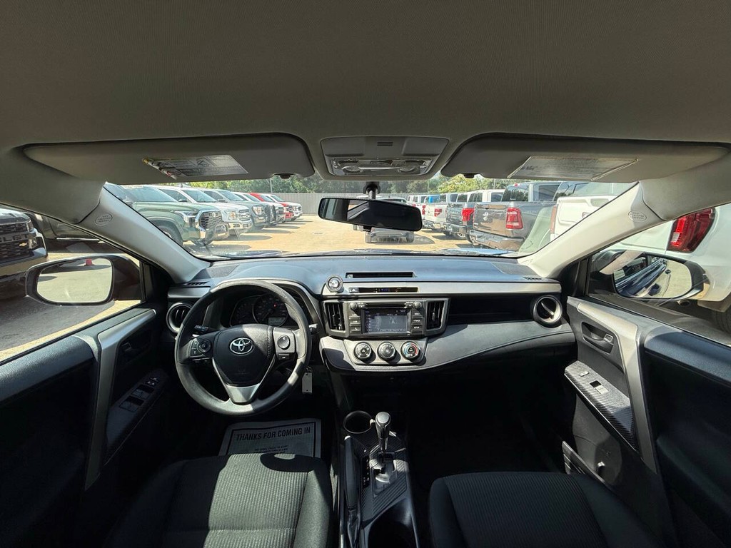 Toyota RAV4 Vehicle Full-screen Gallery Image 17