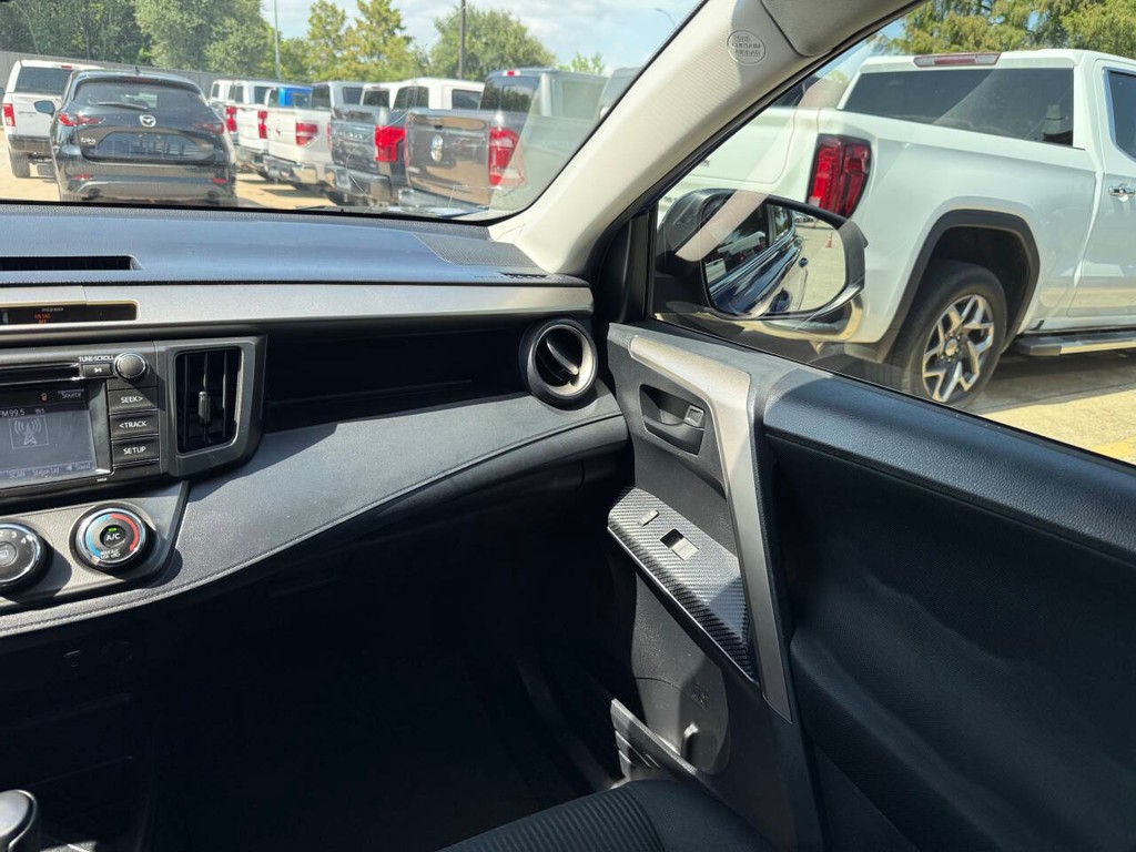 Toyota RAV4 Vehicle Full-screen Gallery Image 19