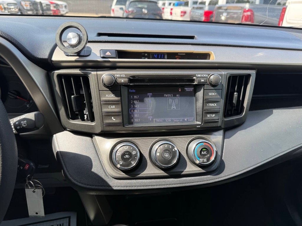 Toyota RAV4 Vehicle Full-screen Gallery Image 23