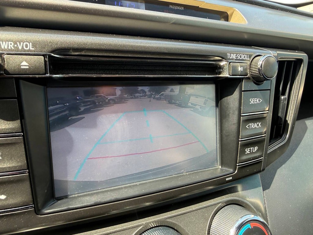 Toyota RAV4 Vehicle Full-screen Gallery Image 24
