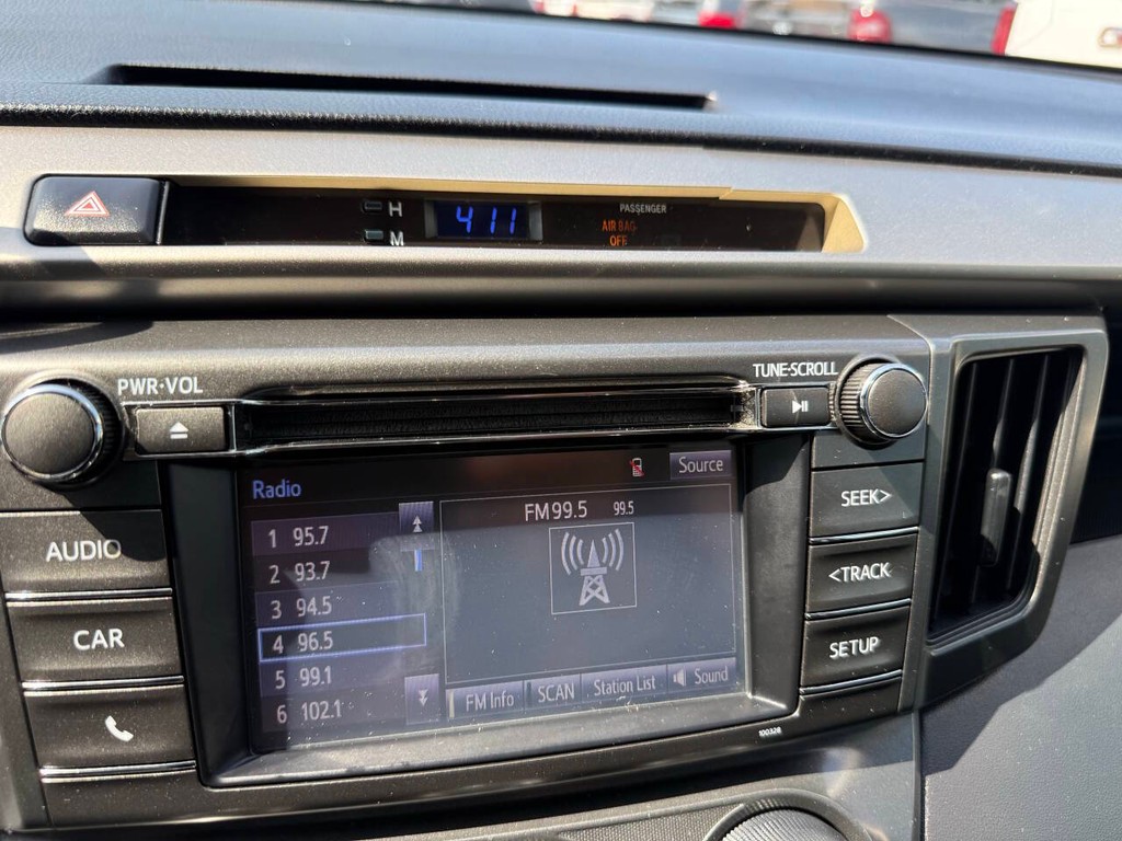 Toyota RAV4 Vehicle Full-screen Gallery Image 25