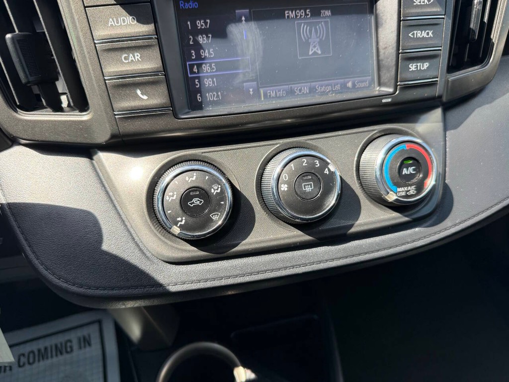 Toyota RAV4 Vehicle Full-screen Gallery Image 26