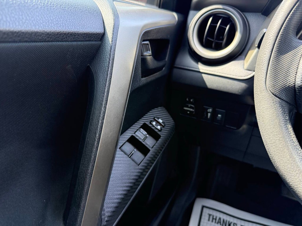 Toyota RAV4 Vehicle Full-screen Gallery Image 28