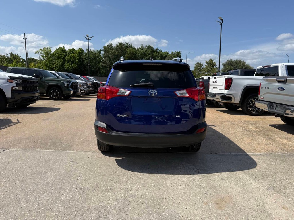 Toyota RAV4 Vehicle Full-screen Gallery Image 35