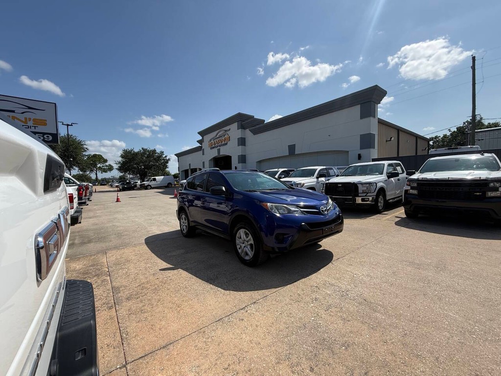 Toyota RAV4 Vehicle Full-screen Gallery Image 40