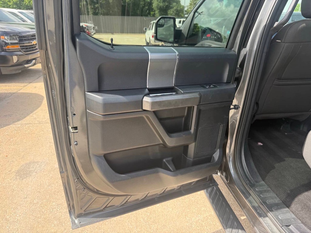 Ford F-150 Vehicle Full-screen Gallery Image 14