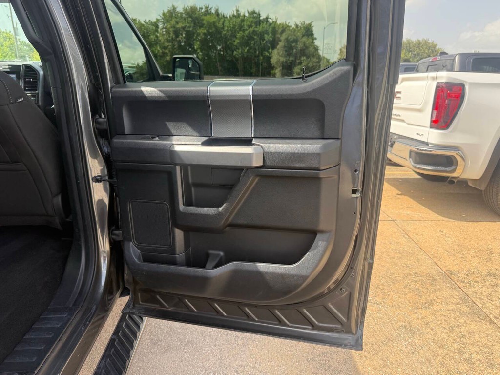 Ford F-150 Vehicle Full-screen Gallery Image 16
