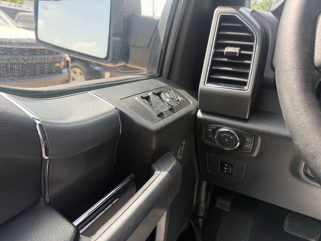 Ford F-150 Vehicle Full-screen Gallery Image 30