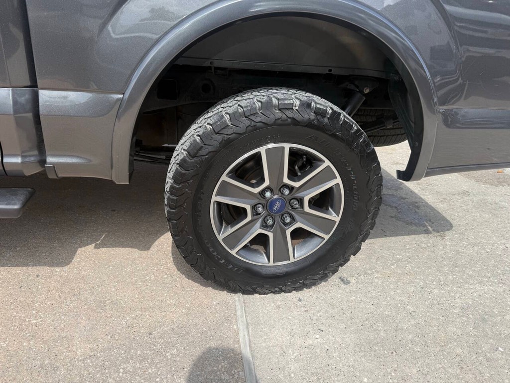 Ford F-150 Vehicle Full-screen Gallery Image 35
