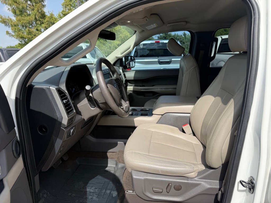 Ford Expedition Vehicle Full-screen Gallery Image 07