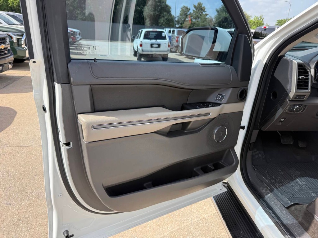 Ford Expedition Vehicle Full-screen Gallery Image 08