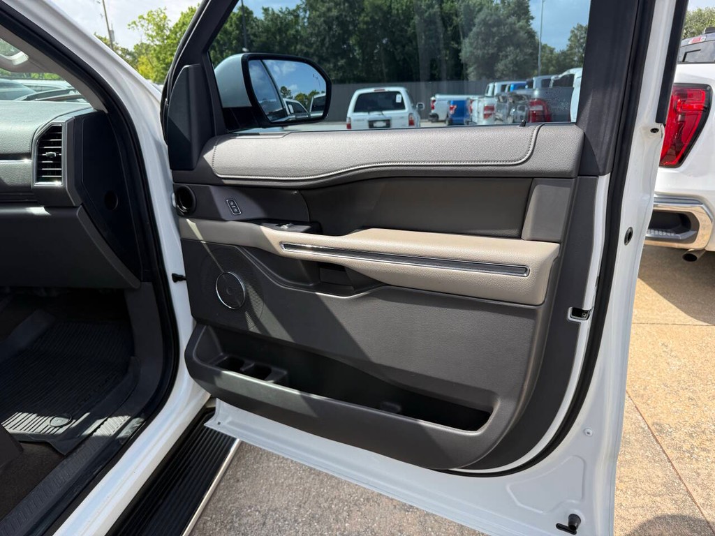 Ford Expedition Vehicle Full-screen Gallery Image 11