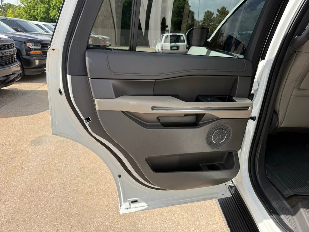 Ford Expedition Vehicle Full-screen Gallery Image 15