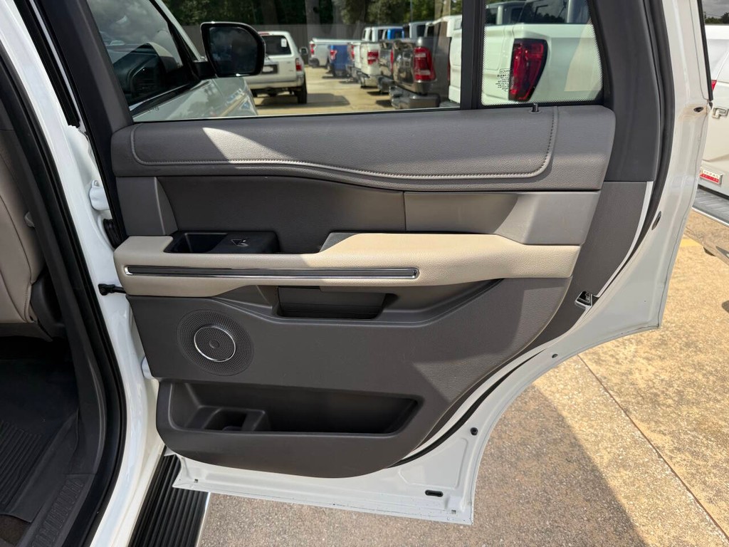 Ford Expedition Vehicle Full-screen Gallery Image 18