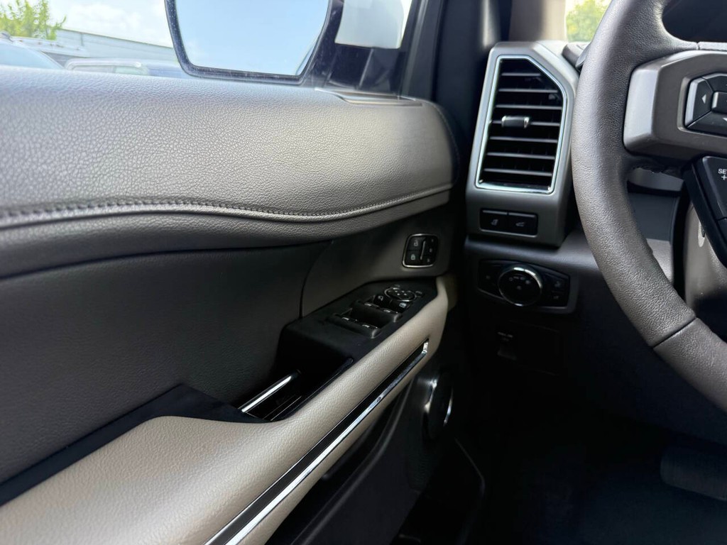 Ford Expedition Vehicle Full-screen Gallery Image 32