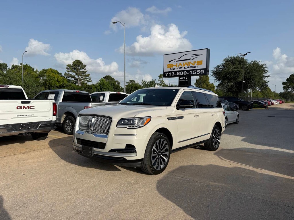 Lincoln Navigator Vehicle Full-screen Gallery Image 02