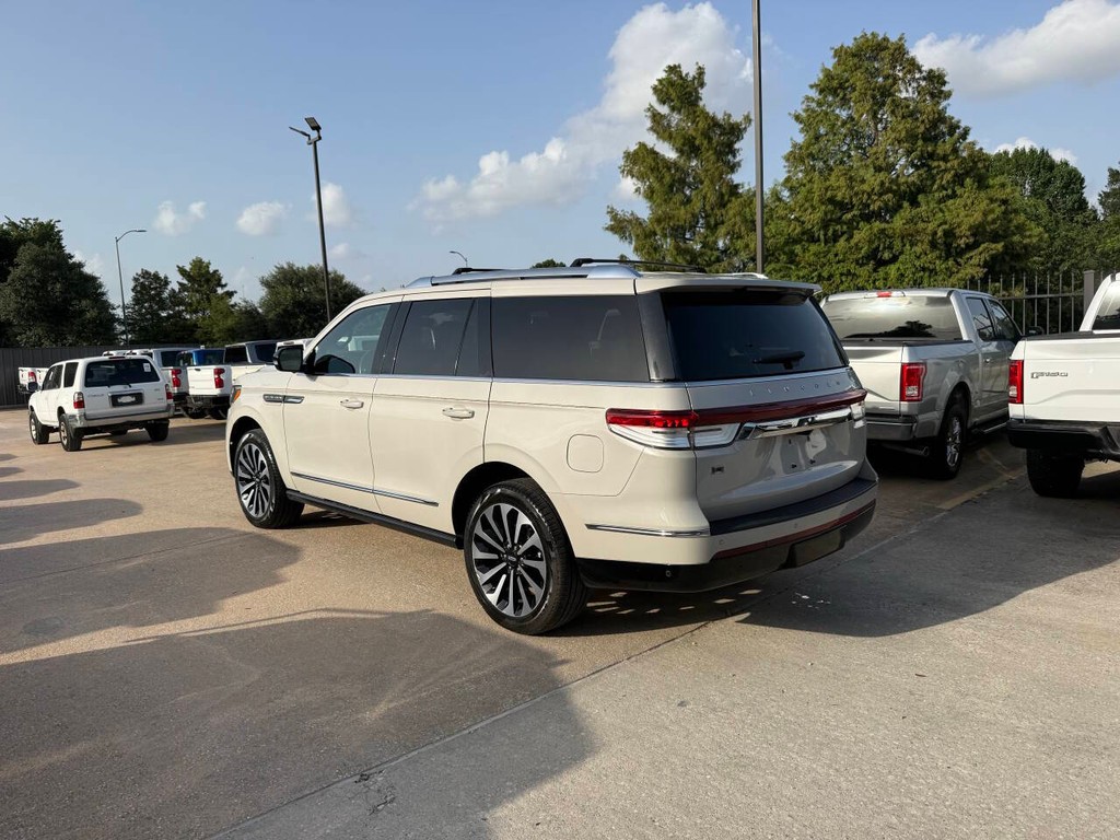 Lincoln Navigator Vehicle Full-screen Gallery Image 03
