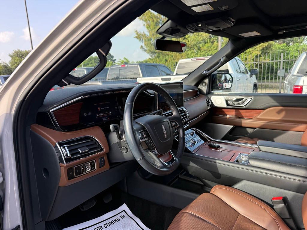 Lincoln Navigator Vehicle Full-screen Gallery Image 04