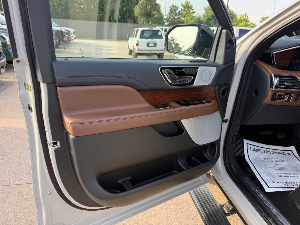 Lincoln Navigator Vehicle Full-screen Gallery Image 06