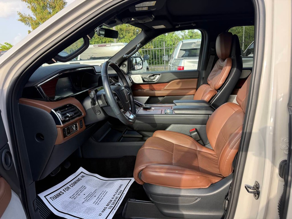 Lincoln Navigator Vehicle Full-screen Gallery Image 07