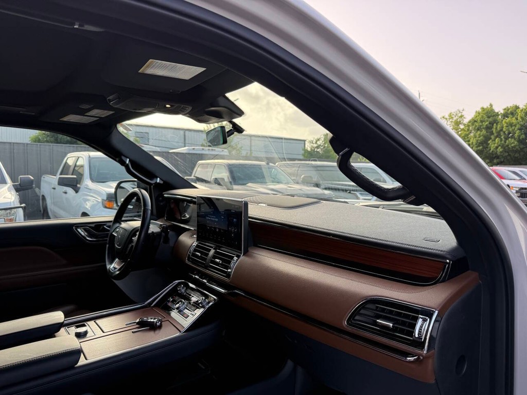 Lincoln Navigator Vehicle Full-screen Gallery Image 08
