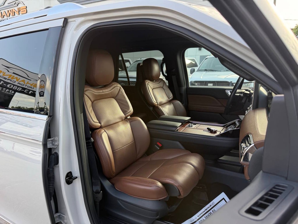 Lincoln Navigator Vehicle Full-screen Gallery Image 09