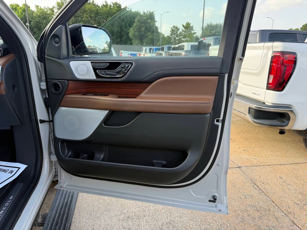 Lincoln Navigator Vehicle Full-screen Gallery Image 11