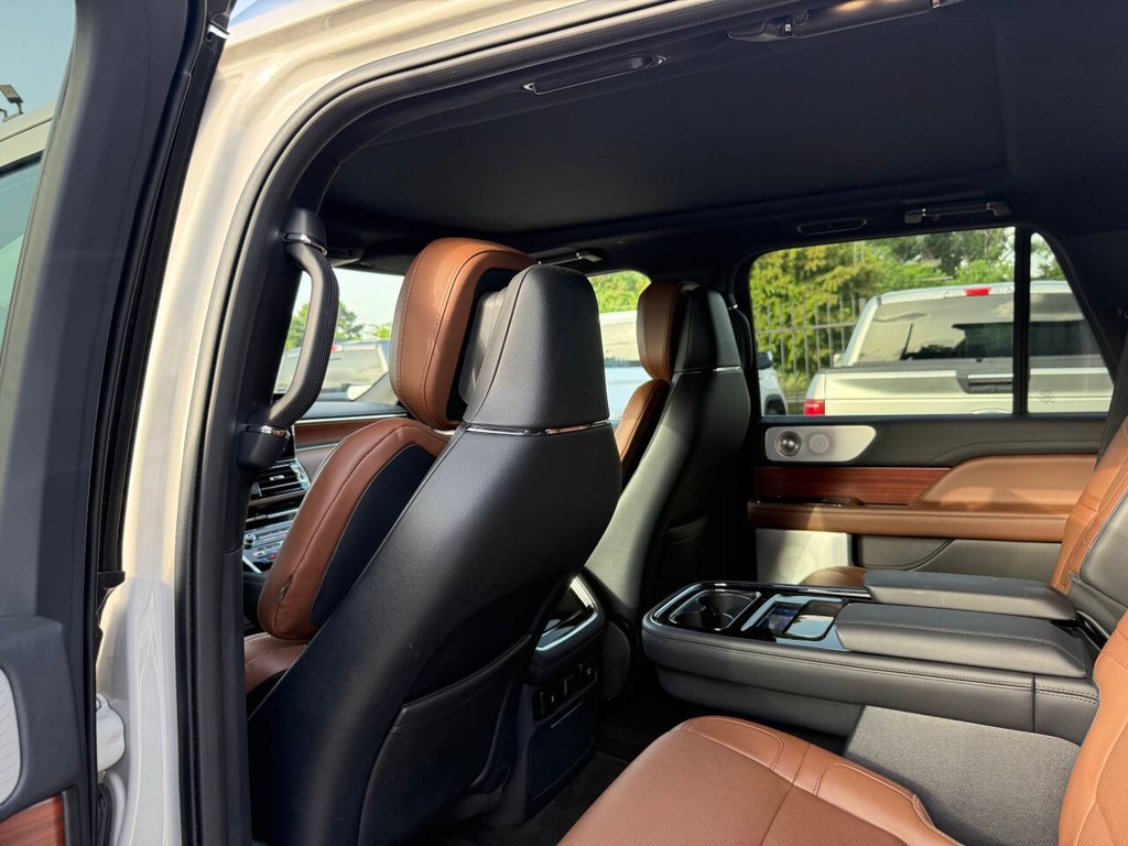Lincoln Navigator Vehicle Full-screen Gallery Image 12