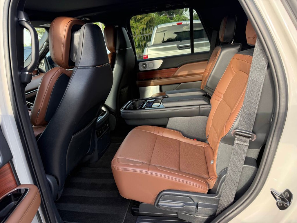 Lincoln Navigator Vehicle Full-screen Gallery Image 14