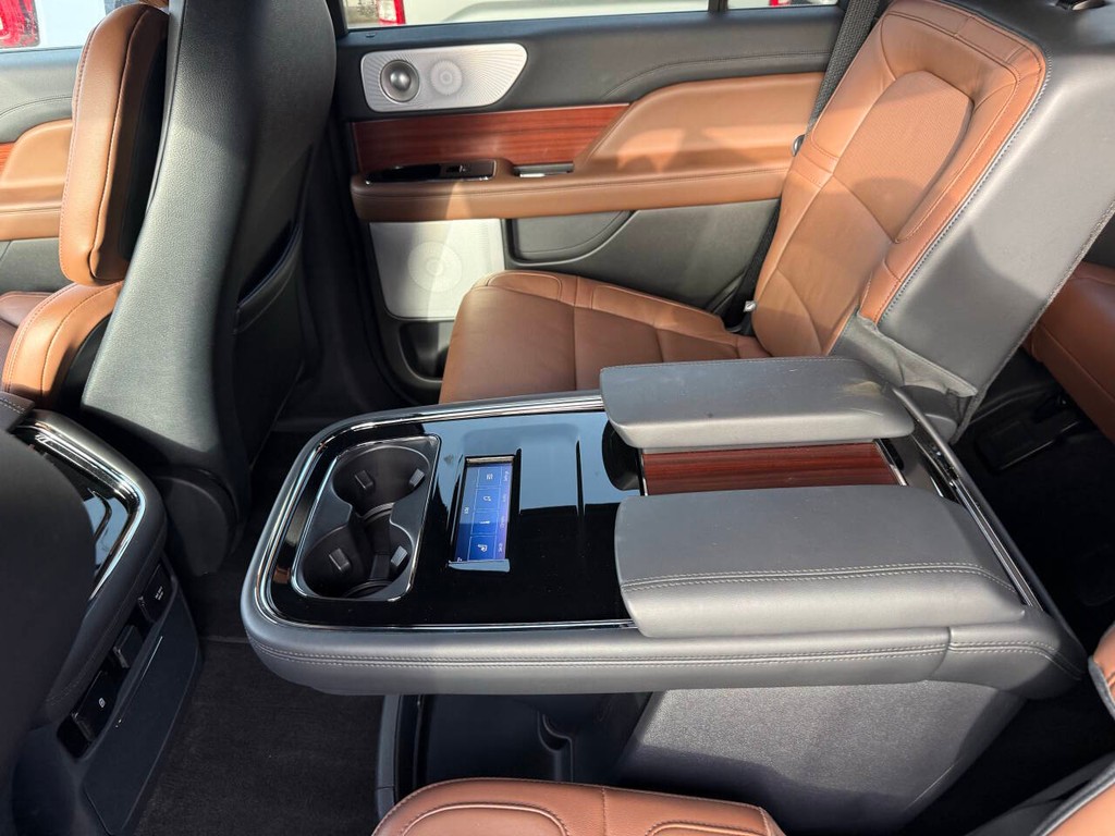 Lincoln Navigator Vehicle Full-screen Gallery Image 15
